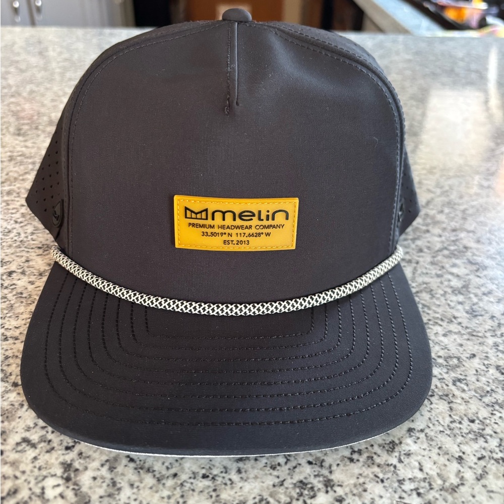 Melin Black Gum XL, NWT